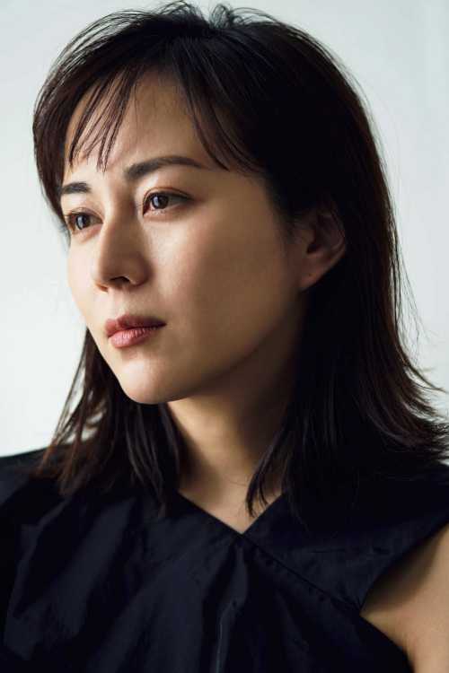 Manami Higa 比嘉愛未, Shukan Bunshun 2023.01.26 (週刊文春 2023年1月26日号)